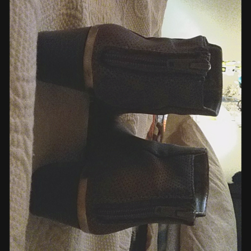Jennifer Lopez slight heel dress shoes/boots